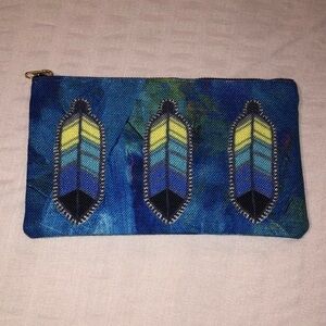 Blue Feather 🪶 Pattern Zipper Pouch